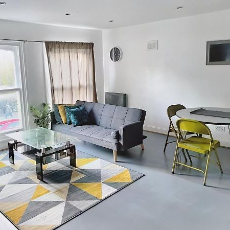 Lovely 2-Bedroom Serviced Apartment Greater Londen Buitenkant foto
