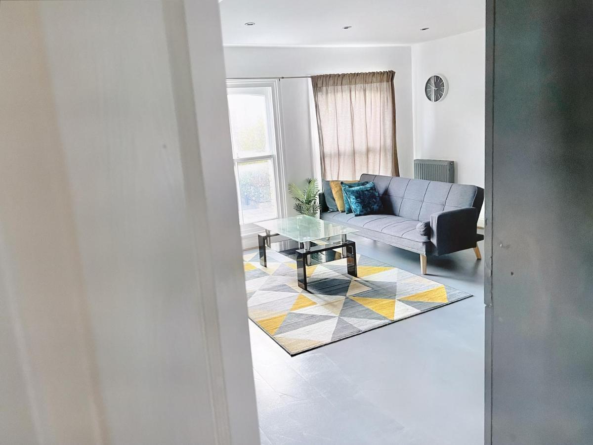 Lovely 2-Bedroom Serviced Apartment Greater Londen Buitenkant foto